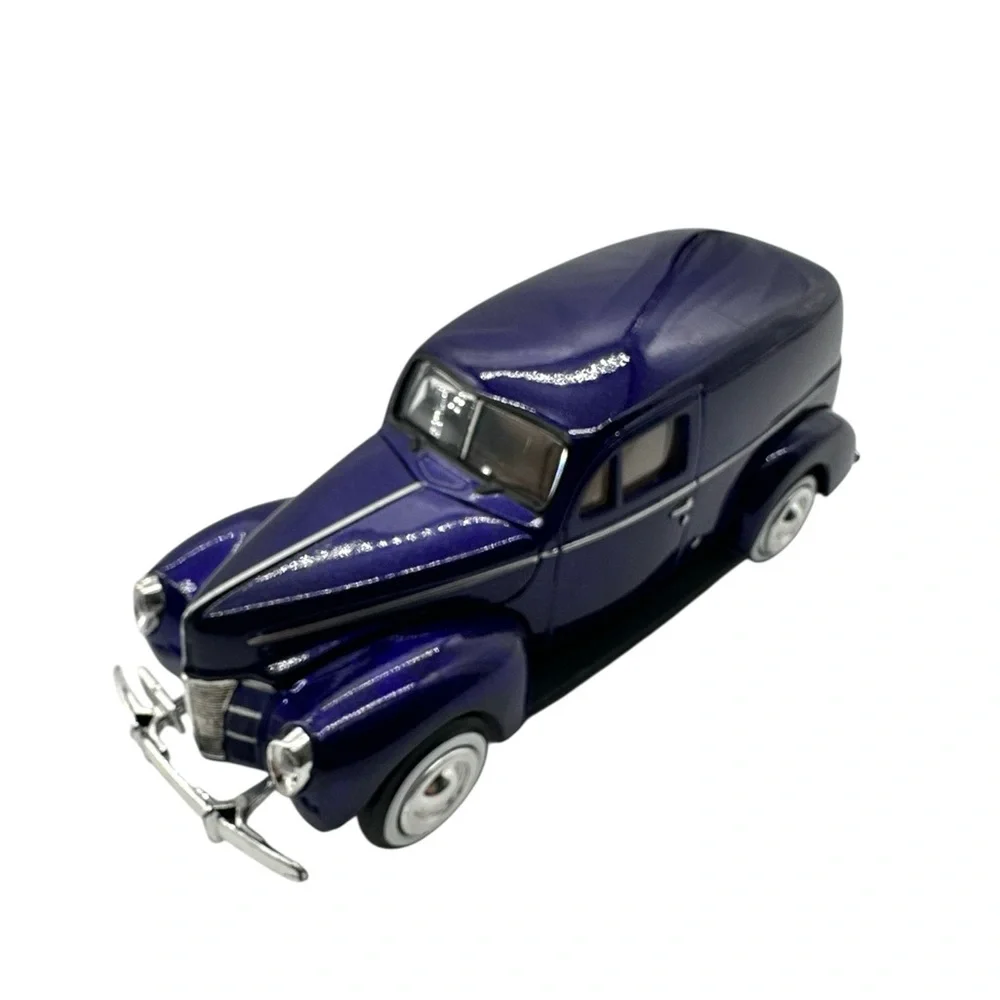 1/24 Motormax 1940 Ford Sedan Delivery Purple Metallic Loose Diecast Car